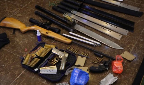 Công an huyện Lâm Hà thu giữ nhiều loại súng, hung khí nguy hiểm. Ảnh K.L