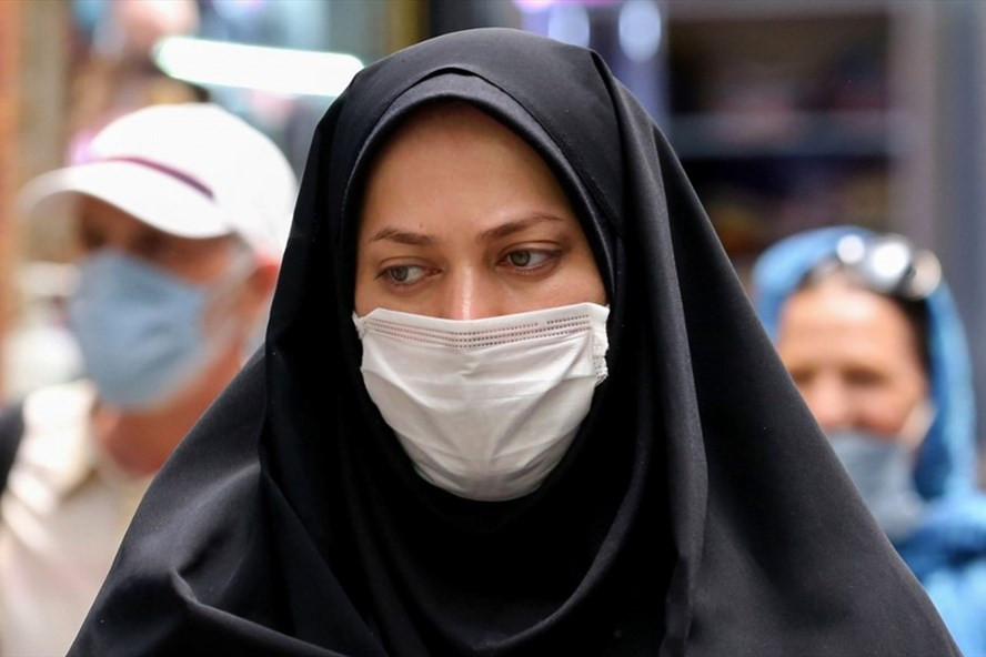 Một phụ nữ Iran đeo khẩu trang tại chợ Tajrish Bazaar ở thủ đô Tehran trong bối cảnh đại dịch COVID-19. Ảnh: AFP.