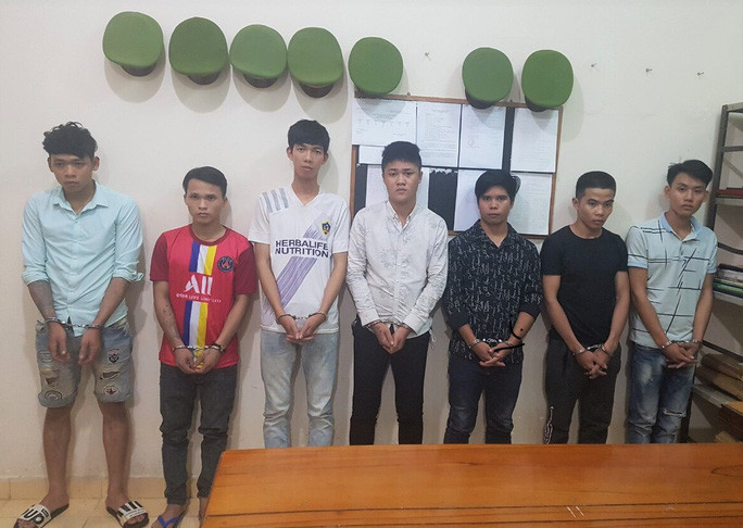 Đối tượng cầm đầu Hoàng Thiên Triệu áo thun đen (thứ 2 từ phải qua).