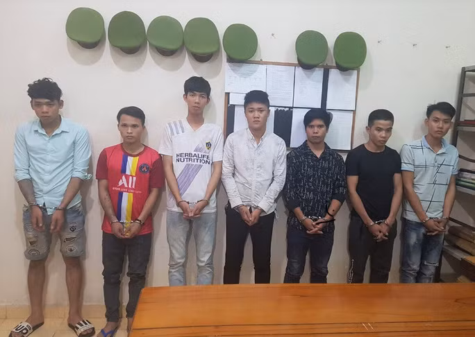 Đối tượng cầm đầu Hoàng Thiên Triệu áo thun đen (thứ 2 từ phải qua).