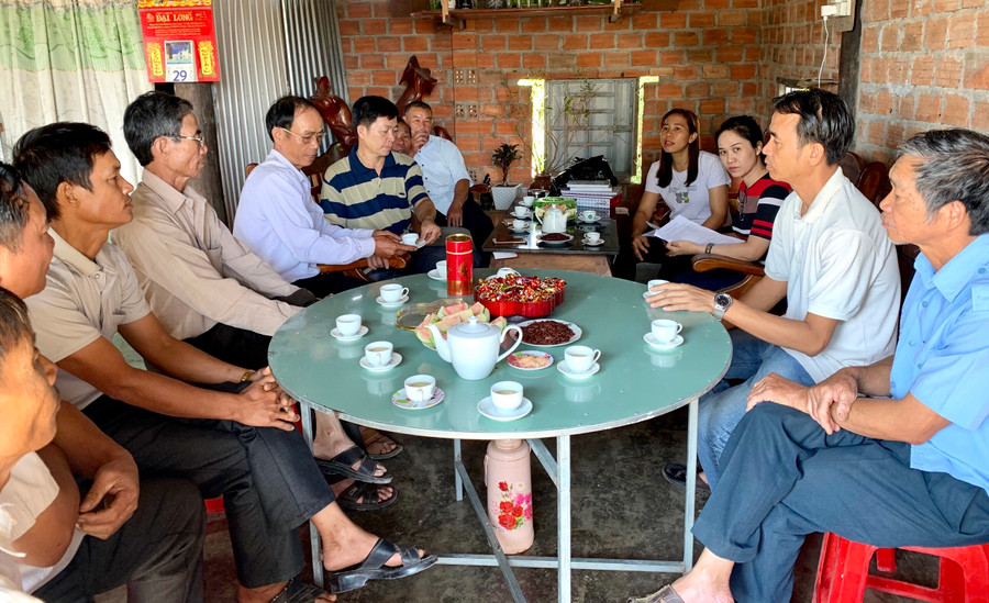  Các thành viên trong Nông hội Kinh tế vườn xã Ayun Hạ (huyện Phú Thiện) tham gia sinh hoạt, chia sẻ kỹ thuật trồng trọt. Ảnh: N.T