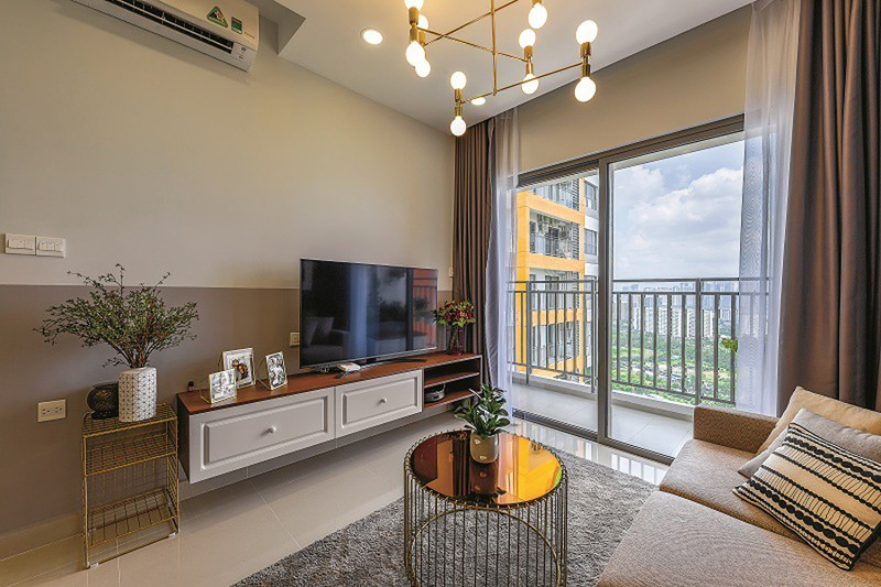 Vì diện tích căn hộ khiêm tốn nên đồ đạc được chọn lựa kỹ để phù hợp với không gian. Các đồ rời như sofa, kệ tivi, bàn ăn nhỏ gọn, đơn giản nhưng vẫn thẩm mỹ và tiện dụng. Vì diện tích căn hộ khiêm tốn nên đồ đạc được chọn lựa kỹ để phù hợp với không gian. Các đồ rời như sofa, kệ tivi, bàn ăn nhỏ gọn, đơn giản nhưng vẫn thẩm mỹ và tiện dụng.