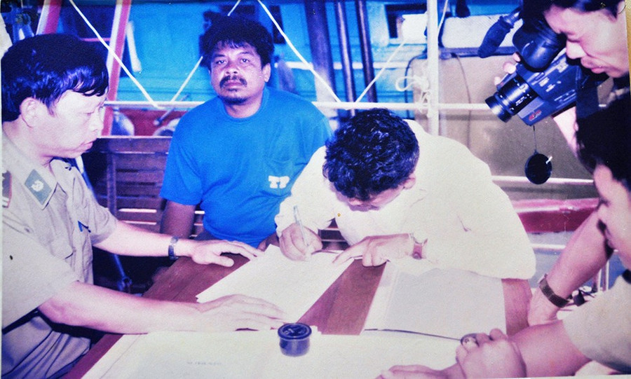 Thượng tá Nguyễn Xuân Quý, nguyên hải đoàn trưởng 28 BP và tổ kiểm soát BP lập biên bản tàu Thái Lan vi phạm trên vùng biển Tây Nam ẢNH: TƯ LIỆU HẢI ĐOÀN 28