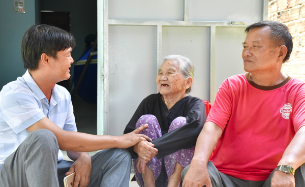  Bà Nguyễn Thị Quân-vợ liệt sĩ (tổ 4, phường Tây Sơn) không giấu được niềm vui khi nhận được sự quan tâm từ cộng đồng. Ảnh: Trần Dung 