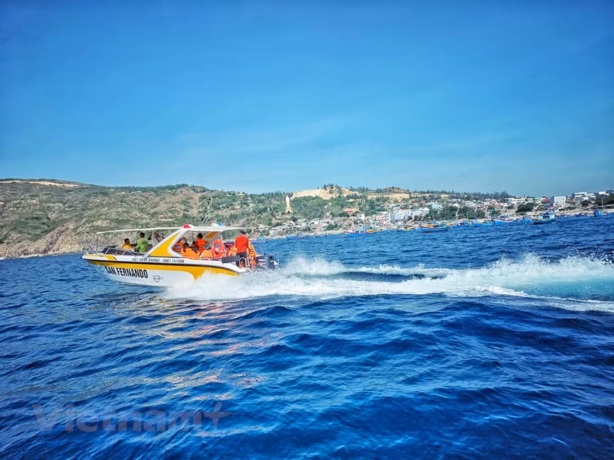 Đi cano đến Kỳ Co để thưởng thức trọn vẹn khung cảnh tuyệt đẹp của nước biển xanh ngắt. (Ảnh: Xuân Mai/Vietnam+)