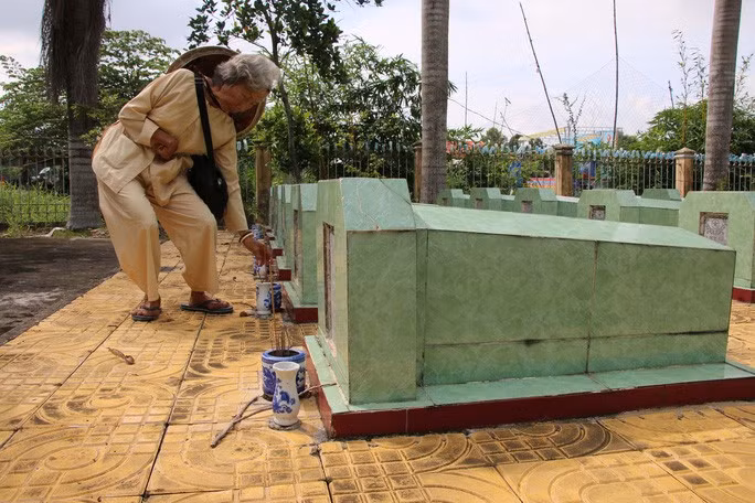 Bà Đặng Thị Bảy vẫn đều đặn hằng đêm đến nghĩa trang thắp hương cho đồng đội