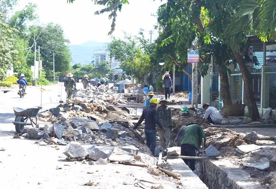 hi công cải tạo, nâng cấp tuyến đường Thống Nhất (thị trấn Phú Túc, huyện Krông Pa). Ảnh: Lê Hòa