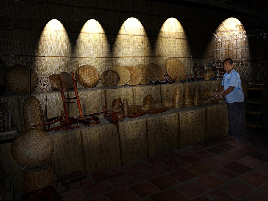 Làng nghề đan đát Phú Tân trình làng những dụng cụ lao động, vật dụng trang trí rất sắc xảo và tinh tế.