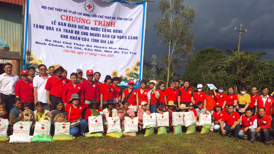 Tặng quà cho người dân có hoàn cảnh khó khăn. Ảnh: Hồng Ngọc 