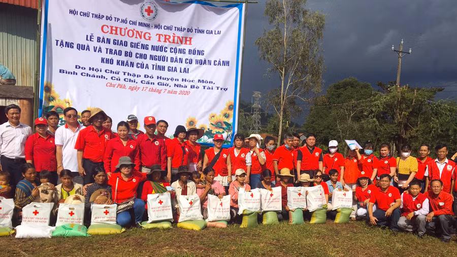 Tặng quà cho người dân có hoàn cảnh khó khăn. Ảnh: Hồng Ngọc 