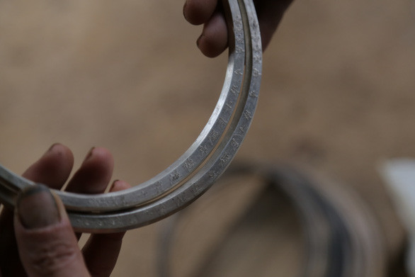 Chiếc vòng cổ bằng bạc mà ông đang hoàn thiện cho khách hàng Chiếc vòng cổ bằng bạc mà ông đang hoàn thiện cho khách hàng