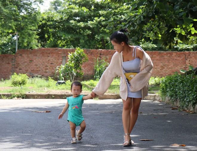 Làm mẹ khi là sinh viên sẽ đối diện với vô vàn khó khăn - Ảnh: PHÚ QUÍ Làm mẹ khi là sinh viên sẽ đối diện với vô vàn khó khăn - Ảnh: PHÚ QUÍ