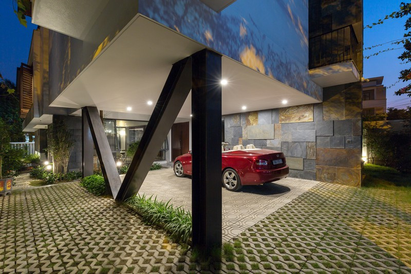 Một nhà xe nằm ngay dưới tầng trệt.