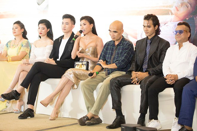 Tính đến nay Cát đỏ đã đóng máy được hơn 4 tháng và chuẩn bị lên sóng. Đoàn phim hi vọng công sức của cả một ê-kíp đã phải vất vả quay hình suốt nửa năm trời, đặc biệt là trong điều kiện khó khăn khi đang có dịch bệnh, sẽ được đền đáp bằng sự ủng hộ và yêu mến hết mình của các khán giả