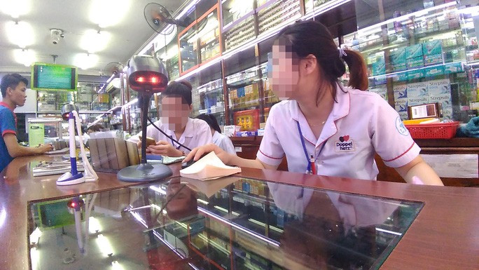 Tại các quầy thuốc hay nơi nhận thuốc bệnh viện, người bệnh, người nhà người bệnh có quyền yêu cầu kiểm tra lại thuốc mình nhận, trong đó có hạn sử dụng của thuốc Ảnh: Nguyễn Thạnh Tại các quầy thuốc hay nơi nhận thuốc bệnh viện, người bệnh, người nhà người bệnh có quyền yêu cầu kiểm tra lại thuốc mình nhận, trong đó có hạn sử dụng của thuốc Ảnh: Nguyễn Thạnh