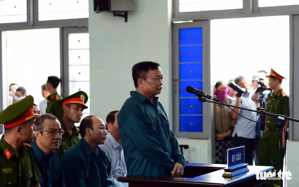 Bị cáo Trần Hoàng Khôi - nguyên phó chủ tịch UBND TP Phan Thiết tại tòa - Ảnh: ĐỨC TRONG