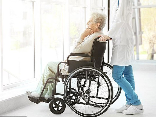 Người bị đa xơ cứng cần uống đủ nước, ăn ít muối, ăn cá 2 lần một tuần, bổ sung vitamin D, ăn 5 khẩu phần trái cây và rau quả mỗi ngày... ẢNH MINH HỌA: SHUTTERSTOCK