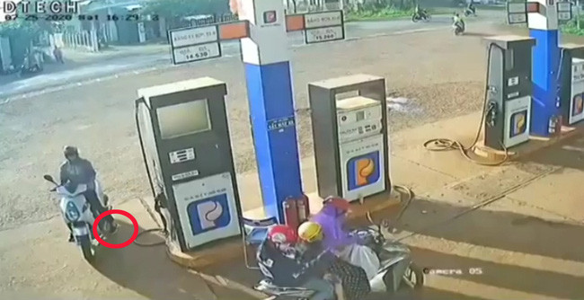 Người này nhanh chóng lấy chân đè cọc tiền.