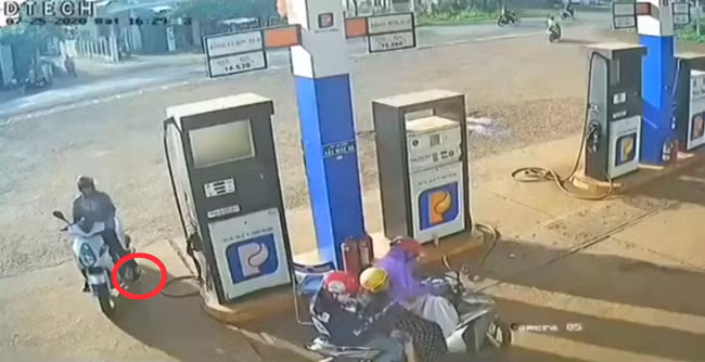 Người này nhanh chóng lấy chân đè cọc tiền.