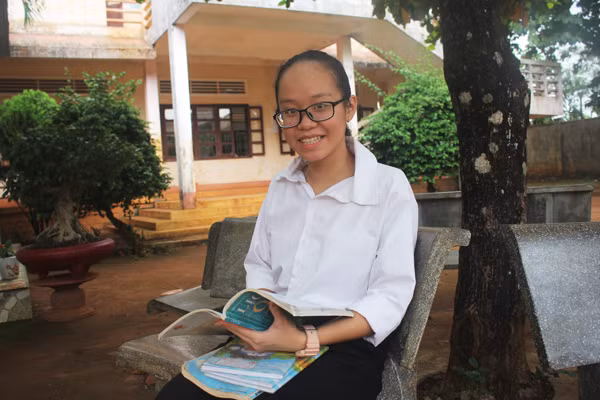 Em Siu Quỳnh Anh-tấm gương vượt khó vươn lên ở Trường Phổ thông Dân tộc Nội trú THCS huyện Chư Prông. Ảnh: N.T