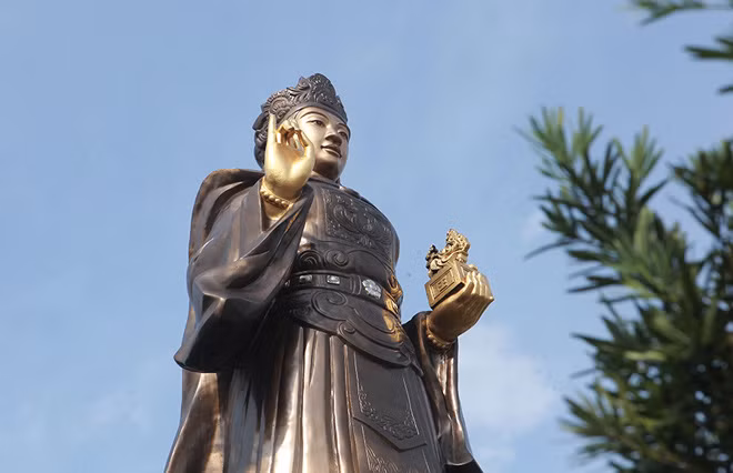 Hằng năm, nhân dân trong vùng kéo về mở hội truyền thống suốt 3 ngày (19,20,21 tháng 2 âm lịch) Hằng năm, nhân dân trong vùng kéo về mở hội truyền thống suốt 3 ngày (19,20,21 tháng 2 âm lịch)