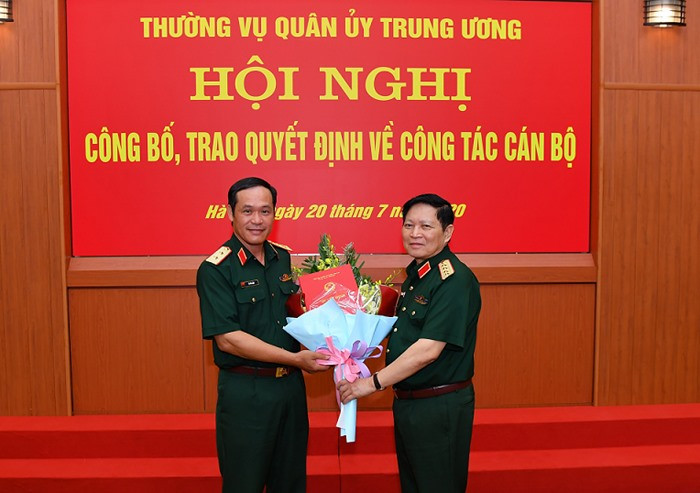 Đại tướng Ngô Xuân Lịch trao Quyết định Thứ trưởng Bộ Quốc phòng đối với Trung tướng Vũ Hải Sản. Ảnh BQP Đại tướng Ngô Xuân Lịch trao Quyết định Thứ trưởng Bộ Quốc phòng đối với Trung tướng Vũ Hải Sản. Ảnh BQP