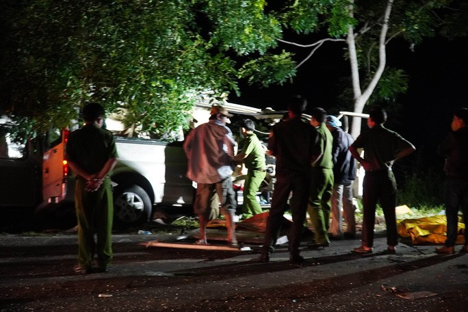 Đưa các nạn nhân ra khỏi xe Đưa các nạn nhân ra khỏi xe