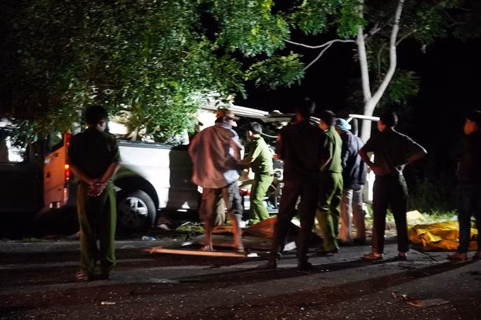  Đưa các nạn nhân ra khỏi xe