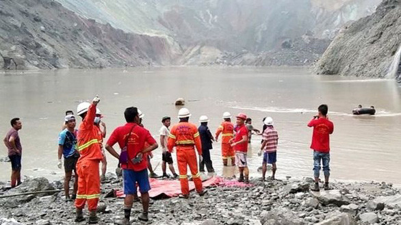 Lực lượng cứu hộ tại hiện trường vụ sạt lở mỏ ngọc bích - Ảnh: Sở cứu hỏa Myanmar