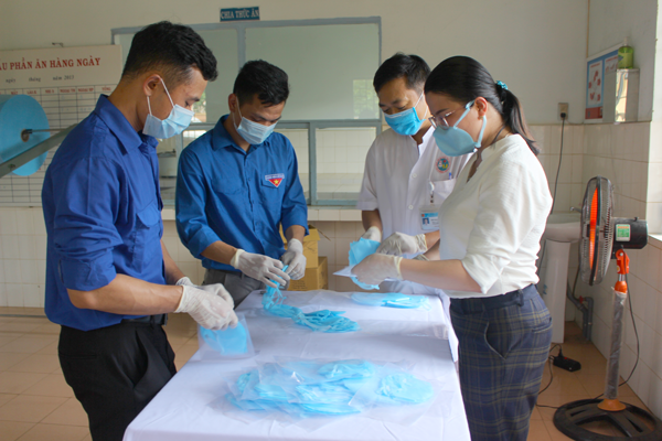 Khẩu trang sau khi hoàn thành được cho vào túi để phát cho nhân viên y tế và bệnh nhân đến điều trị tại Bệnh viện Đa khoa tỉnh. Ảnh: Thủy Bình