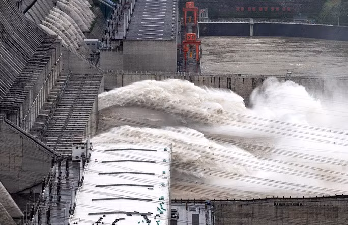 Hôm 29-6, đập Tam Hiệp xả lũ lần đầu tiên trong năm nay. Ảnh: China Daily