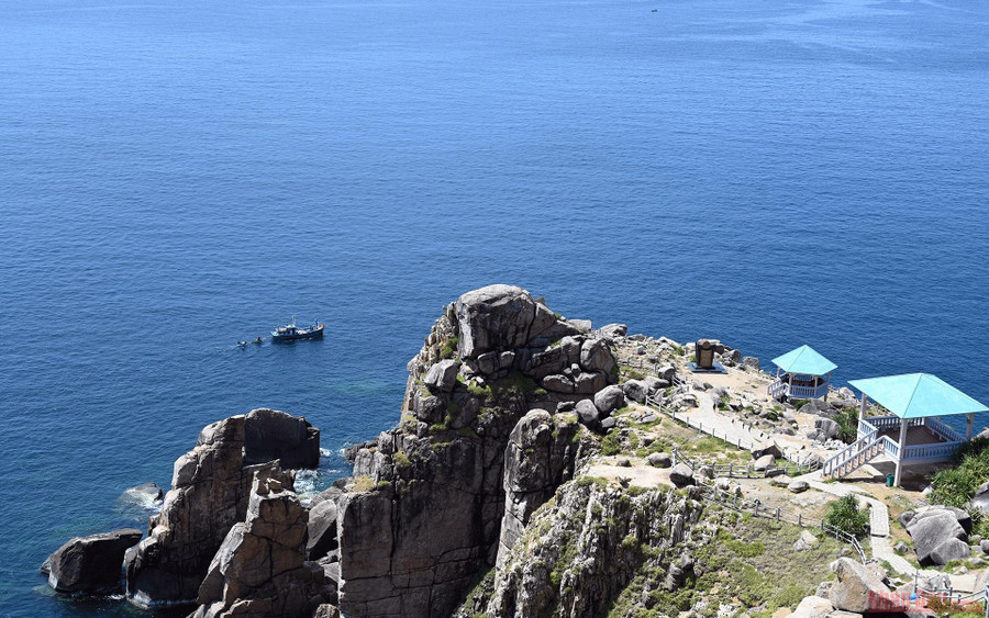 Cách thành phố Tuy Hòa (Phú Yên) chừng 40 km về phía Nam, mũi Đại Lãnh với vẻ đẹp hoang sơ đang là điểm đến của nhiều du khách ưa khám phá, tận hưởng sự hùng vĩ của thiên nhiên. Cách thành phố Tuy Hòa (Phú Yên) chừng 40 km về phía Nam, mũi Đại Lãnh với vẻ đẹp hoang sơ đang là điểm đến của nhiều du khách ưa khám phá, tận hưởng sự hùng vĩ của thiên nhiên.