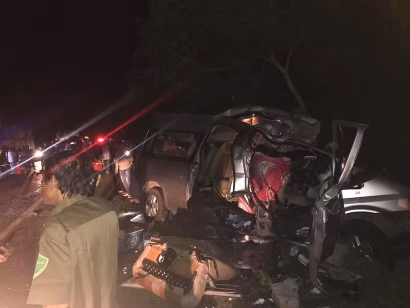 Chiếc xe khách tại hiện trường bị hư hỏng, biến dạng hoàn toàn. Ảnh: Phan Thành