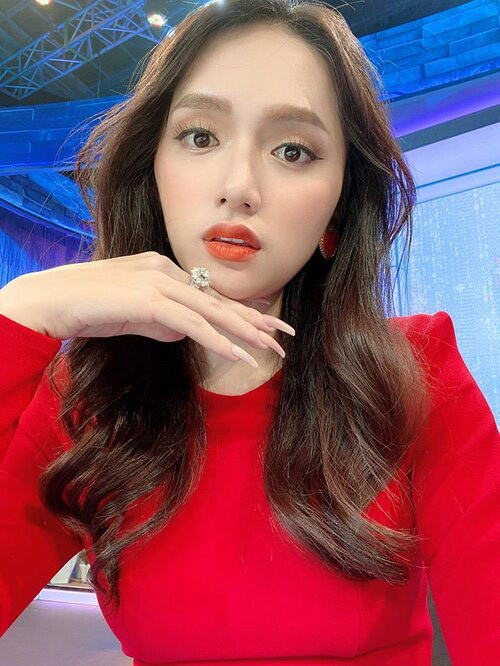 Chiếc nhẫn kim cương trên tay Hương Giang khiến fan hâm mộ 