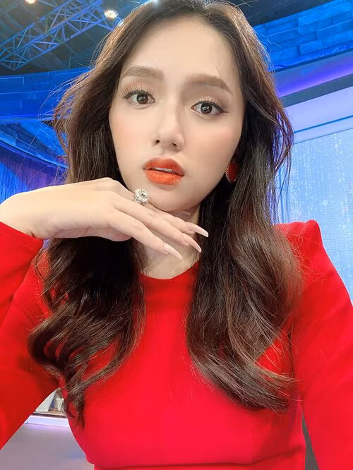 Chiếc nhẫn kim cương trên tay Hương Giang khiến fan hâm mộ 
