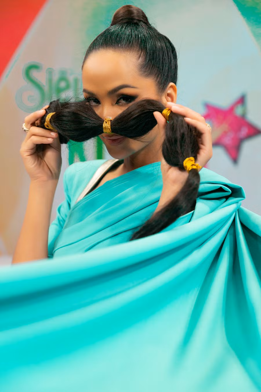 Để phù hợp với chương trình nhí, người đẹp đã yêu cầu ekip thiết kế khéo léo, tránh hở bạo.