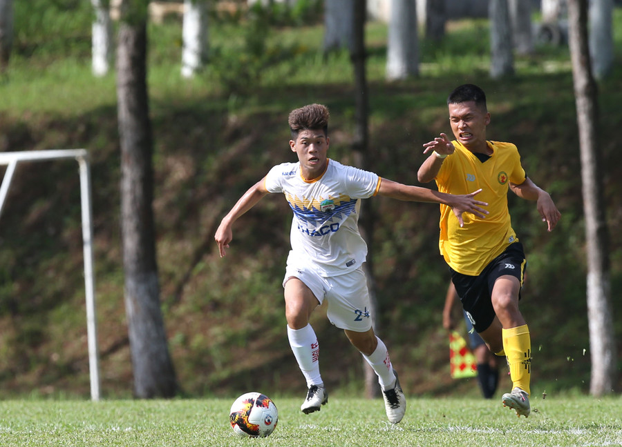 Cầu thủ U17 HAGL (áo trắng) đi bóng trước sự truy cản của cầu thủ U17 Bình Định. Ảnh: Minh Trần Các cầu thủ U17 HA.GL ăn mừng bàn thắng ghi vào lưới của đội U17 Bình Định. Ảnh: Minh Trần