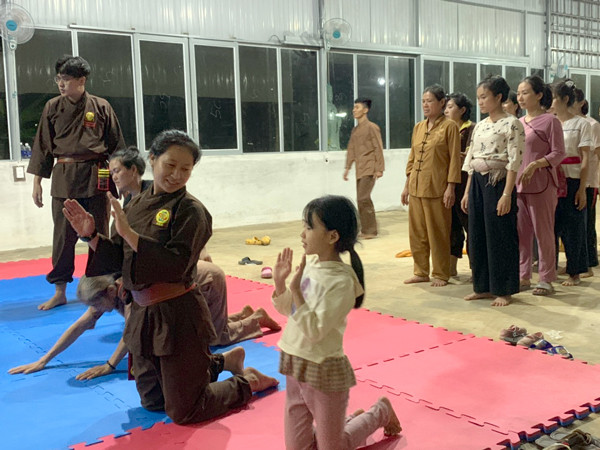  Huấn luyện viên Phạm Thị Mỹ Hạnh hướng dẫn cho các võ sinh nhí tại lớp học. Ảnh: V.C