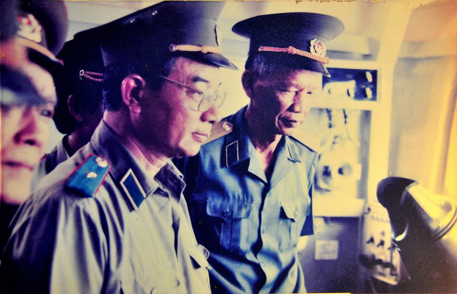 Thiếu tướng Trịnh Trân, Tư lệnh BĐBP (giữa) kiểm tra công tác sẵn sàng chiến đấu của hải đoàn 28 BP, tháng 3.1992. Ảnh: TƯ LIỆU HẢI ĐOÀN 28