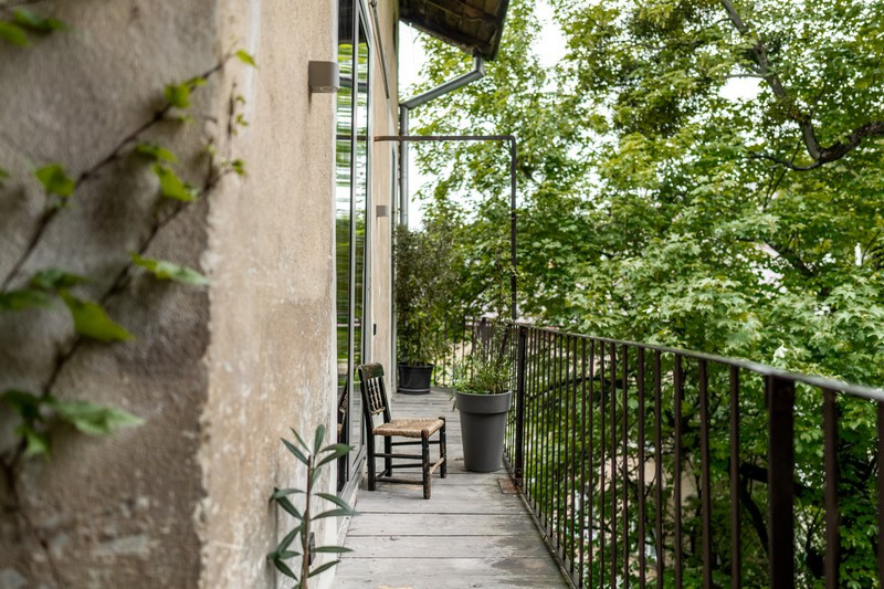 Một chiếc ghế đặt bên ngoài để chủ nhà có thể nghỉ ngơi. Một chiếc ghế đặt bên ngoài để chủ nhà có thể nghỉ ngơi.