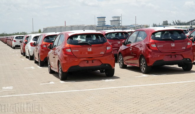 Ô tô nhập khẩu nguyên chiếc với nhiều mẫu mã mới lần lượt đổ bộ vào Việt Nam