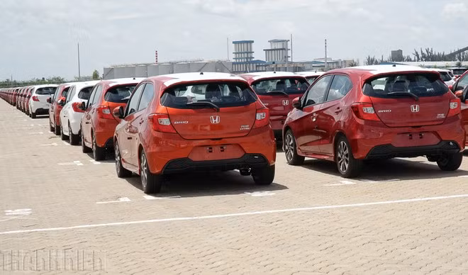 Ô tô nhập khẩu nguyên chiếc với nhiều mẫu mã mới lần lượt đổ bộ vào Việt Nam