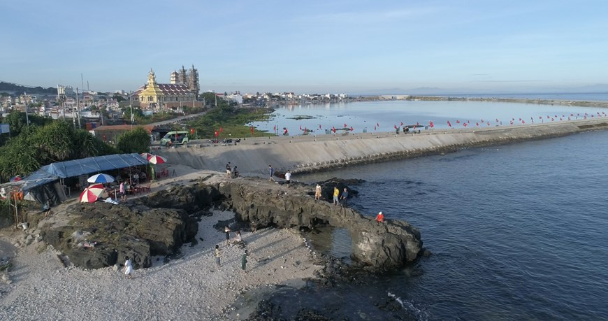 Cổng Tò Vò là địa danh rất thu hút du khách khi đặt chân đến đảo Lý Sơn. Cổng cao khoảng 2,5 m, hình thành từ sự phun trào của núi lửa cách đây hàng triệu năm. Ảnh: Tùng Lâm/Vietnam+ Cổng Tò Vò là địa danh rất thu hút du khách khi đặt chân đến đảo Lý Sơn. Cổng cao khoảng 2,5 m, hình thành từ sự phun trào của núi lửa cách đây hàng triệu năm. Ảnh: Tùng Lâm/Vietnam+