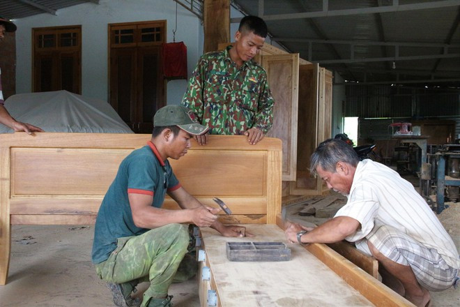 Ông Hải (bìa phải) truyền nghề mộc cho học trò - Ảnh: Đức Nhật  Ông Hải (bìa phải) truyền nghề mộc cho học trò - Ảnh: Đức Nhật