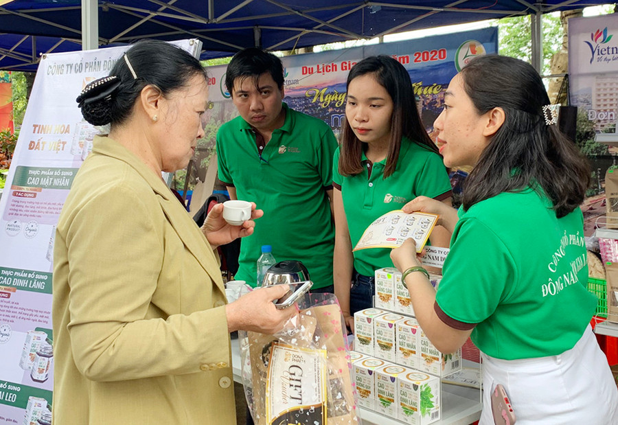 Du khách đến tìm hiểu và mua sản phẩm tại các gian hàng của ngày hội. Ảnh: Phương Linh Du khách đến tìm hiểu và mua sản phẩm tại các gian hàng của ngày hội. Ảnh: Phương Linh