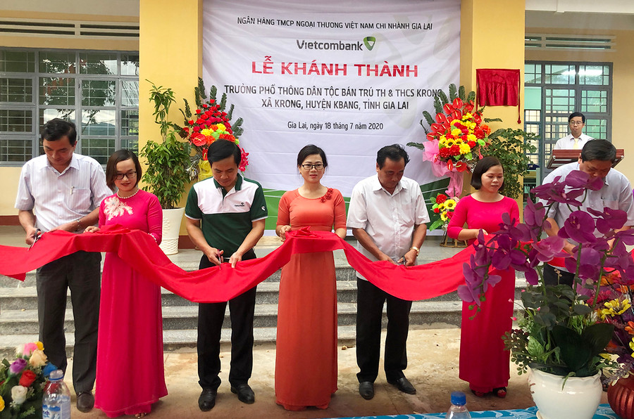 Cắt băng khánh thành công trình trường học Trường PTDTBT Tiểu học và THCS Krong (xã Krong, huyện Kbang). Ảnh: Ngọc Minh  Cắt băng khánh thành Trường PTDTBT Tiểu học và THCS Krong (xã Krong, huyện Kbang). Ảnh: Ngọc Minh