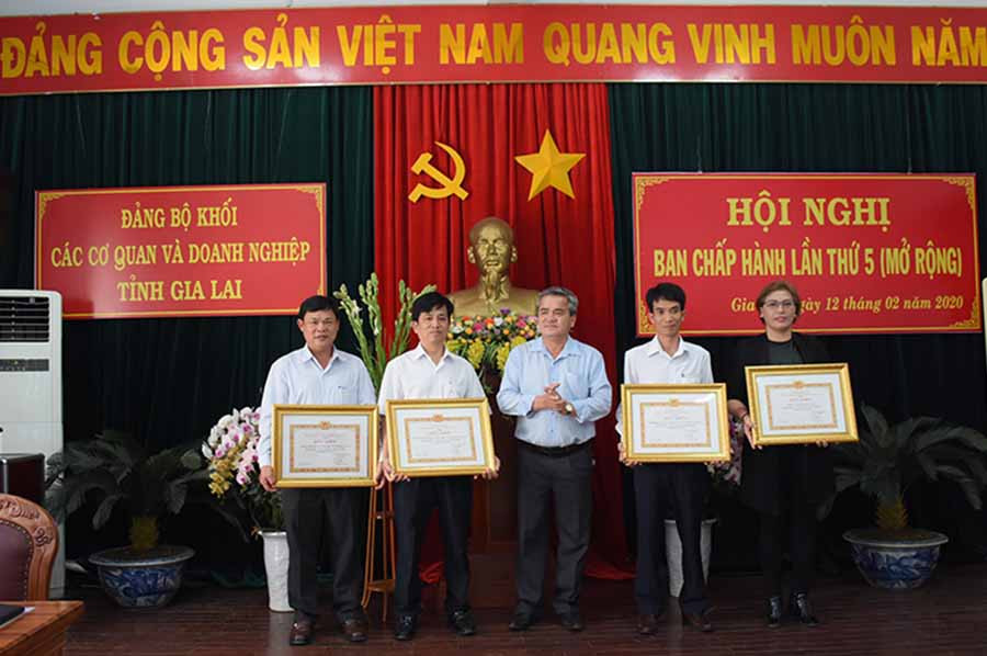 Ban Thường vụ Đảng ủy Khối các Cơ quan và Doanh nghiệp tỉnh tặng giấy khen cho 4 chi bộ đạt tiêu chuẩn “Trong sạch, vững mạnh” tiêu biểu 5 năm liền (2015-2019). Ảnh: MINH NGUYỄN