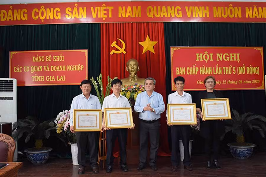 Ban Thường vụ Đảng ủy Khối các Cơ quan và Doanh nghiệp tỉnh tặng giấy khen cho 4 chi bộ đạt tiêu chuẩn “Trong sạch, vững mạnh” tiêu biểu 5 năm liền (2015-2019). Ảnh: MINH NGUYỄN