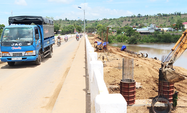 Cầu Yang Trung mới được xây dựng song song cầu cũ với tổng kinh phí đầu tư 40 tỷ đồng. Ảnh: Minh Nguyễn 