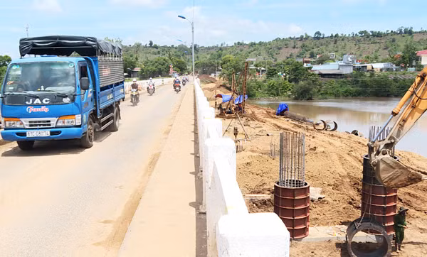 Cầu Yang Trung mới được xây dựng song song cầu cũ với tổng kinh phí đầu tư 40 tỷ đồng. Ảnh: Minh Nguyễn 